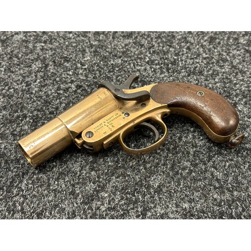 2448 - Deactivated WW1 British Webley & Scott Flare Pistol Serial Number 27341. 105mm long barrel. Wooden g... 