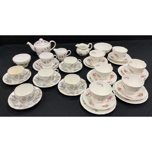 58 - A Shelley ‘Ferndown’ tea service for one; five Coalport ‘Camelot’ tea cups and saucers; a Coalport ‘... 