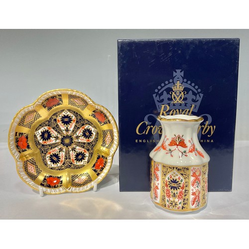 10 - A Royal Crown Derby 1128 Imari pattern petal trinket dish, solid gold band, first quality; a 1128 pa... 