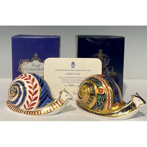 14 - A Royal Crown Derby paperweight, Garden Snail, limited edition 1,437/4,500, gold stopper, certificat... 