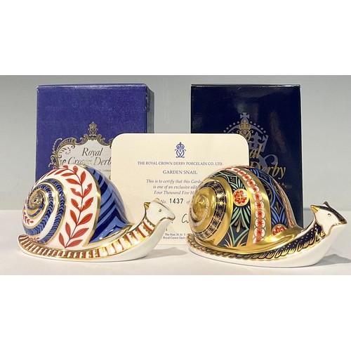 14 - A Royal Crown Derby paperweight, Garden Snail, limited edition 1,437/4,500, gold stopper, certificat... 