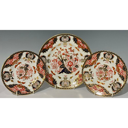 34 - A Royal Crown Derby Imari palette 383 pattern dessert plate, 21.5cm diameter; pair of 383 pattern te... 