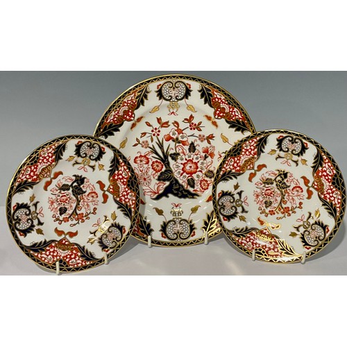 34 - A Royal Crown Derby Imari palette 383 pattern dessert plate, 21.5cm diameter; pair of 383 pattern te... 