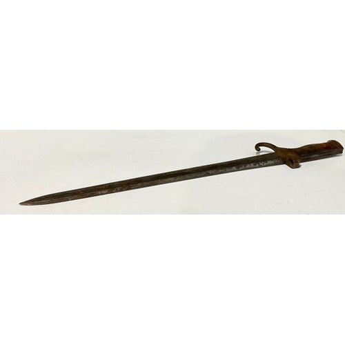 62 - A French Epee bayonet Mle 92, 397mm single edged fullered blade, wooden grips, 514mm long overall