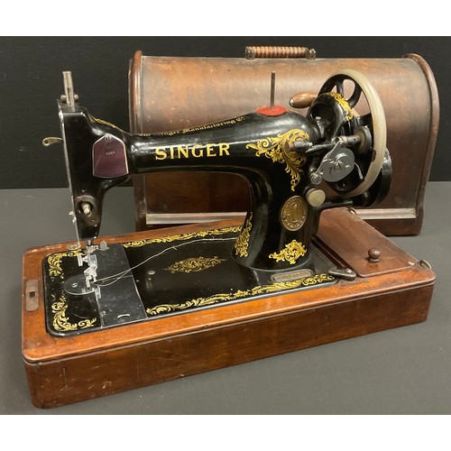 179 - A hand crank Singer Sewing machine, F5219238, wooden case