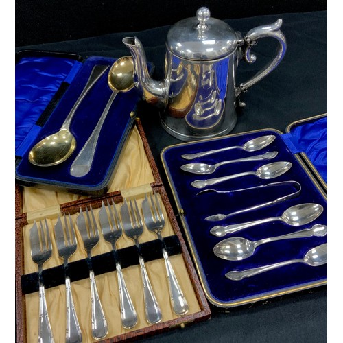 250 - A set of six silver George V tea spoons, conforming sugar tong, Sheffield, 1915; plated ware includi... 