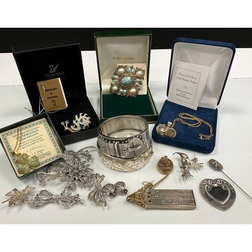 257 - Jewellery - a Victorian silver belt buckle hinge bangle, another;  humming bird brooch, others flora... 