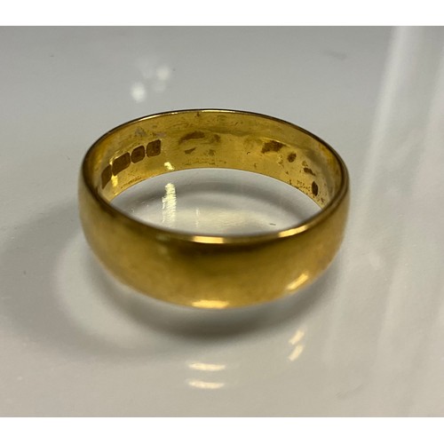 304 - A 22ct gold wedding band, size Z, 9g