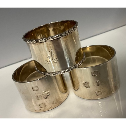 301 - A pair of Elizabeth II Scottish silver heavy gauge napkin rings, Wakely & Wheeler, Edinburgh 1979, a... 