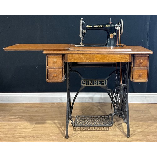 636 - A singer treadle sewing machine, c.1927