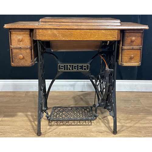 636 - A singer treadle sewing machine, c.1927