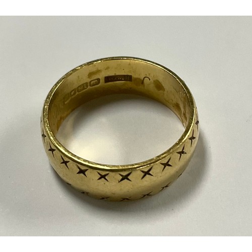 567 - An 18ct gold wedding band, ring size L, 5.7g