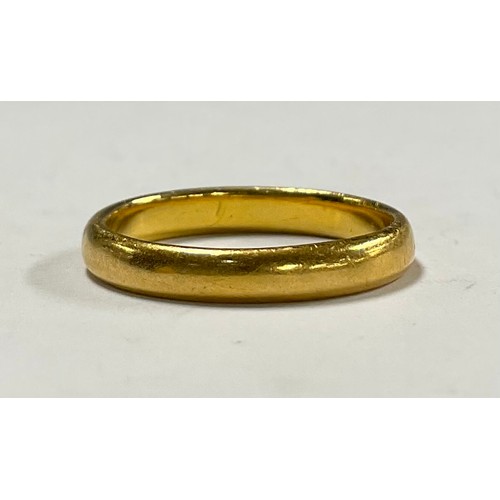 569 - A 22ct gold wedding band, size M, 3.75g