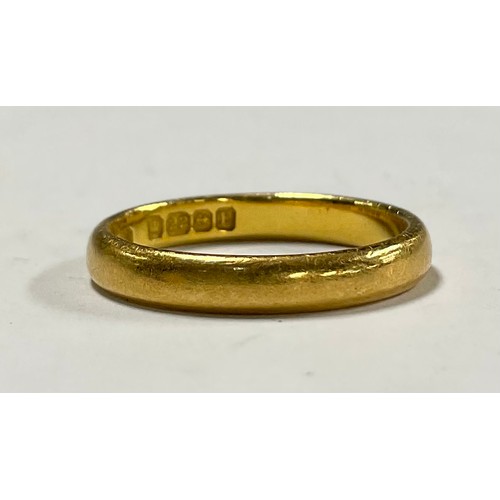 569 - A 22ct gold wedding band, size M, 3.75g