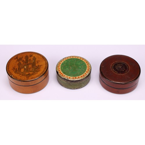 699 - An early 19th century vernis martin circular snuff box, the push-fitting cover decorated in gilt wit... 