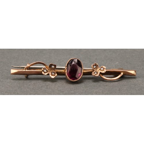 70 - Jewellery - an Art Deco period 9ct gold bar brooch, faceted amethyst flanked by a pair of flowerhead... 