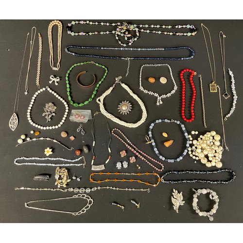 585A - Decorative and Costume Jewellery - various, necklaces, brooches, etc