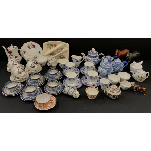 84 - Ceramics - a set of five Booths Real Old Willow pattern tea cups, saucers and side plates, Shelley, ... 