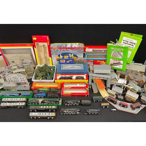 94 - Trains Hornby OO gauge - Locomotives & Rolling stock, buildings, etc inc Hornby Sheffield United, Co... 