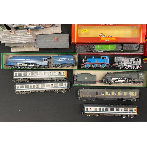 94 - Trains Hornby OO gauge - Locomotives & Rolling stock, buildings, etc inc Hornby Sheffield United, Co... 