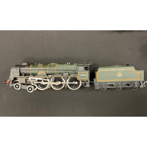 94 - Trains Hornby OO gauge - Locomotives & Rolling stock, buildings, etc inc Hornby Sheffield United, Co... 