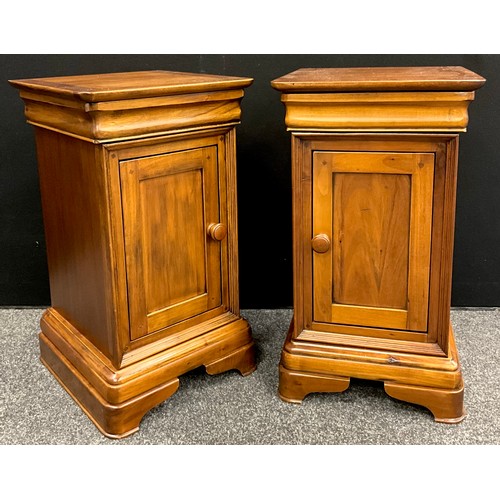 106 - A Pair of Willis and Gambier walnut bedside cabinets, 70cm high x 40cm wide x 41cm, (2).