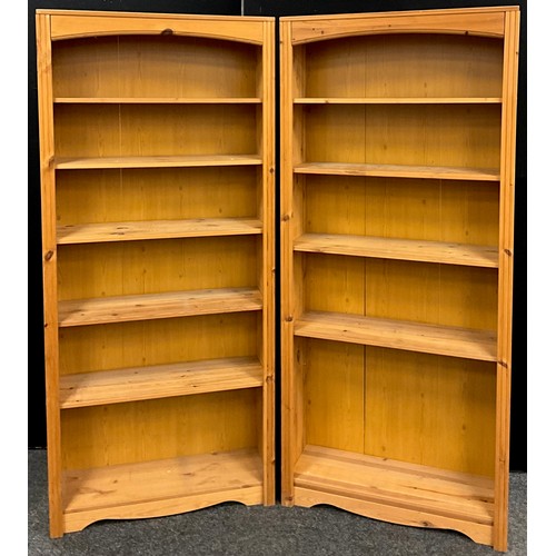 160 - A pair of floor-standing open pine 2 bookcases, each with five tiers of wooden shelving, 181.5cm hig... 