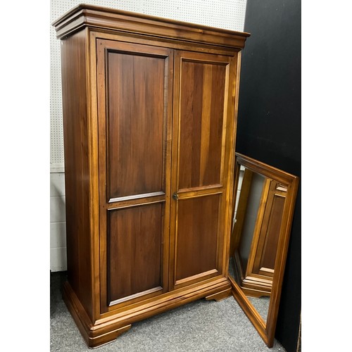 114 - A Willis and Gambier double wardrobe, 197cm high x 116cm wide x 65.5cm deep;  Willis and Gambier wal... 