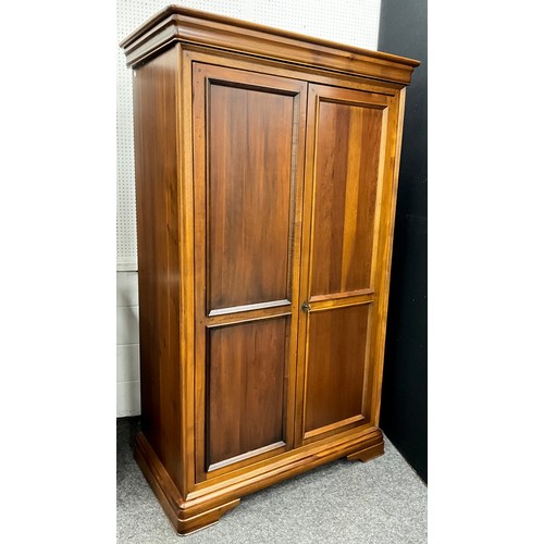 114 - A Willis and Gambier double wardrobe, 197cm high x 116cm wide x 65.5cm deep;  Willis and Gambier wal... 