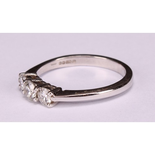 284 - A diamond and 18ct gold three stone ring, the three round brilliant cut stones claw set, 0.51ct tota... 