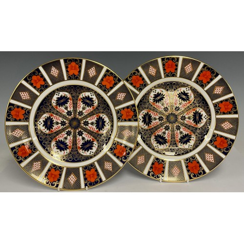 73 - A pair of Royal Crown Derby 1128 Imari pattern dinner plates, 27cm diameter, first quality