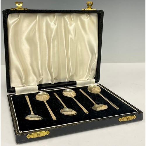 95 - A set of six George VI silver slip top coffee spoons, Birmingham 1945, cased