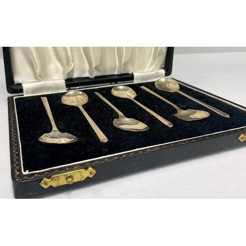 95 - A set of six George VI silver slip top coffee spoons, Birmingham 1945, cased