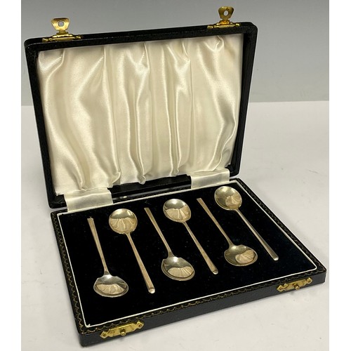 95 - A set of six George VI silver slip top coffee spoons, Birmingham 1945, cased