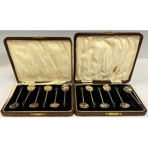 96 - A set of six George V silver bean end coffee spoons, Birmingham 1923, cased; another set, Birmingham... 