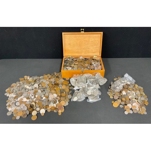 154 - Numismatics – A considerable accumulation of unsorted base metal circulated UK coins, some EF and be... 