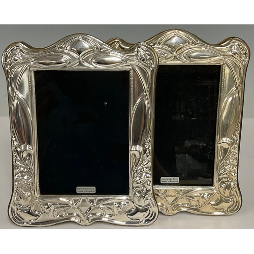 162 - A pair of contemporary Art Nouveau style hallmarked silver photograph frames, wooden easel backs, 20... 