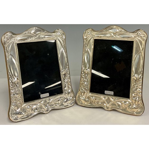 162 - A pair of contemporary Art Nouveau style hallmarked silver photograph frames, wooden easel backs, 20... 