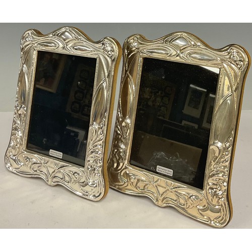 162 - A pair of contemporary Art Nouveau style hallmarked silver photograph frames, wooden easel backs, 20... 