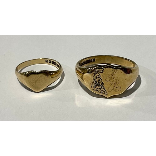 207 - A 9ct gold signet ring, size V; another, size K/L, 8.4g gross (2)