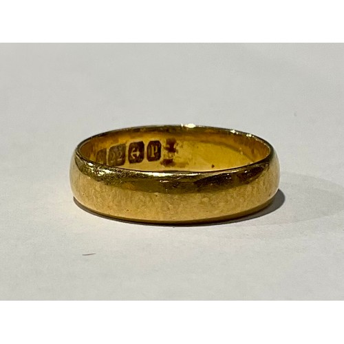 208 - A 22ct gold wedding band, size M, 4.55g