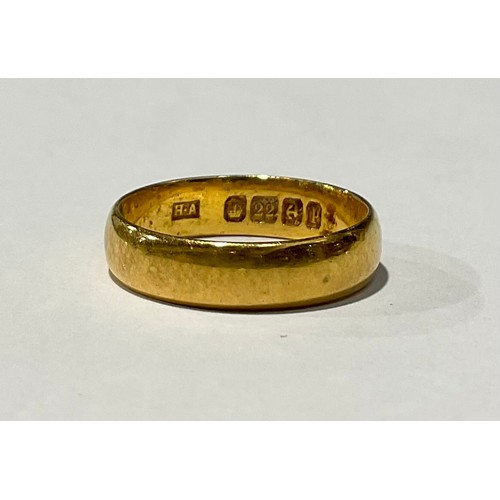 208 - A 22ct gold wedding band, size M, 4.55g