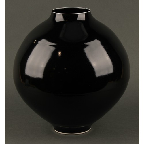 3210 - Studio Pottery - an ovoid vase, by Anna Silverton, glazed throughout in gloss black, 30cm, signed to... 