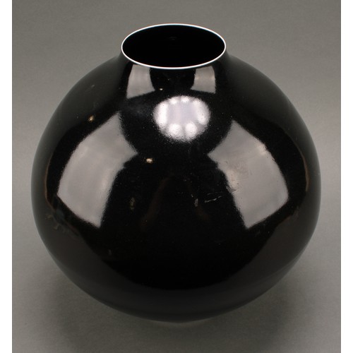 3210 - Studio Pottery - an ovoid vase, by Anna Silverton, glazed throughout in gloss black, 30cm, signed to... 