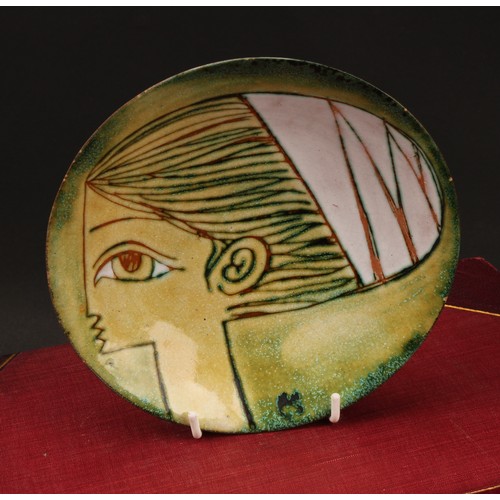 3185 - A contemporary studio pottery circular pedestal dish, sgraffito decorated with a stylised portrait o... 