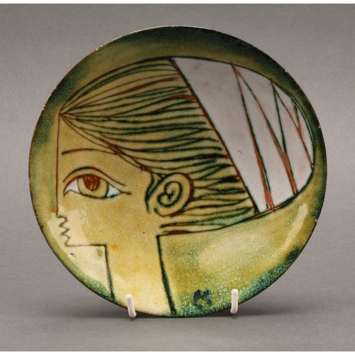 3185 - A contemporary studio pottery circular pedestal dish, sgraffito decorated with a stylised portrait o... 