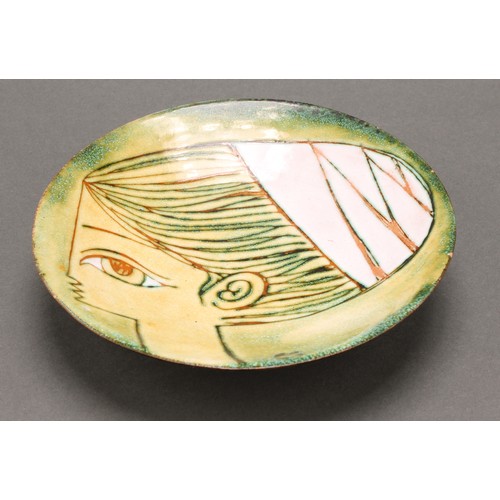 3185 - A contemporary studio pottery circular pedestal dish, sgraffito decorated with a stylised portrait o... 