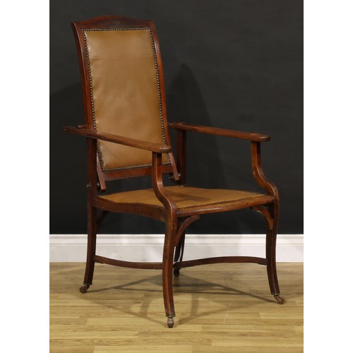 3330 - An Arts & Crafts mahogany reclining armchair, the sloping back adjustable on a baton, shaped arms wi... 