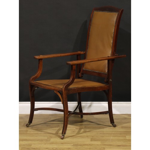 3330 - An Arts & Crafts mahogany reclining armchair, the sloping back adjustable on a baton, shaped arms wi... 