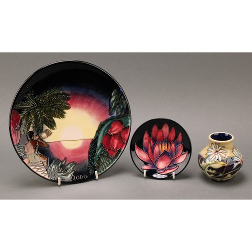 3113 - A Moorcroft Birth of Light pattern circular year 2000 plate, limited edition 884/2000, 23cm diameter... 